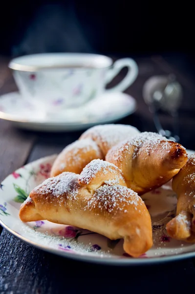 Croissants met jam en thee voor het ontbijt — Stockfoto