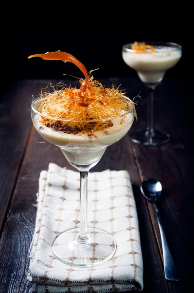 Karamel dekorasyonu ile hassas beyaz çikolata mousse — Stok fotoğraf