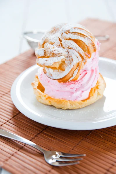 Zarte Windbeutel Profiterole gefüllt mit köstlicher Sahne — Stockfoto