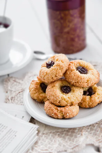 Leckere und knusprige Reisplätzchen mit Marmelade — Stockfoto