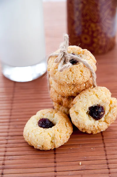 Delicious and crunchy rice cookies with jam — Stock Photo, Image
