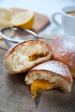 reçel ile taze pişmiş tatlı buns