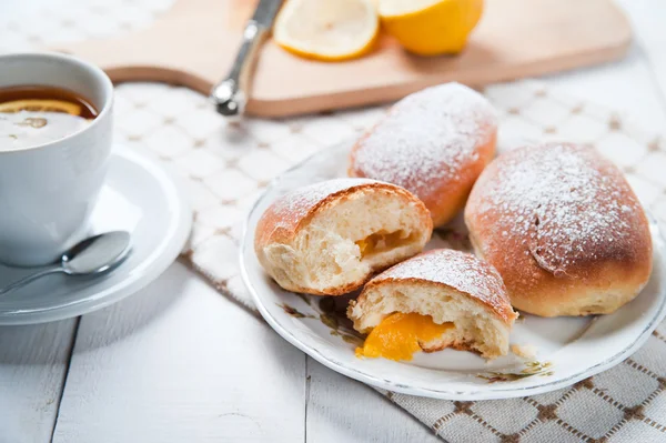 Vers gebakken zoete broodjes met jam — Stockfoto