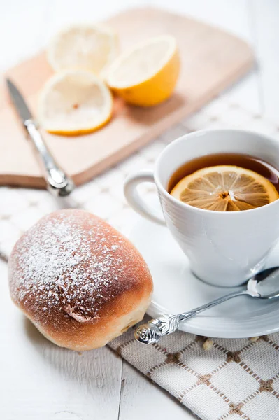 Nybakade söta bullar med sylt — Stockfoto