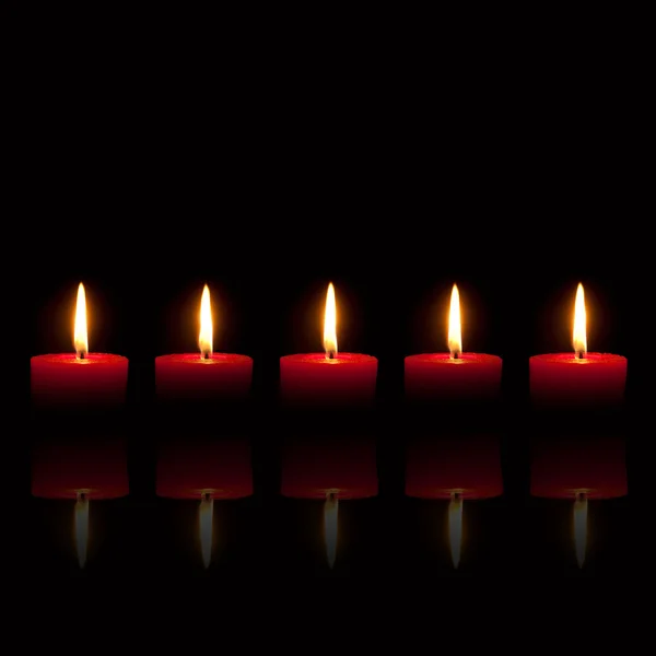 Cinque candele rosse che bruciano davanti allo sfondo nero — Foto Stock