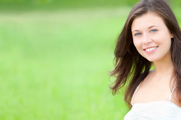 Ritratto all'aperto di una bella giovane donna, primo piano — Foto Stock