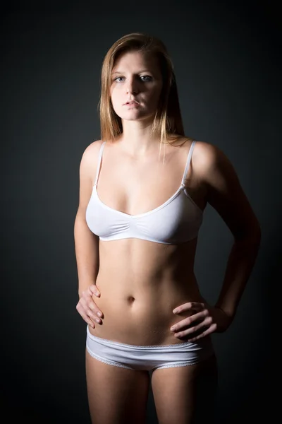Aantrekkelijke blonde vrouw in wit ondergoed — Stockfoto