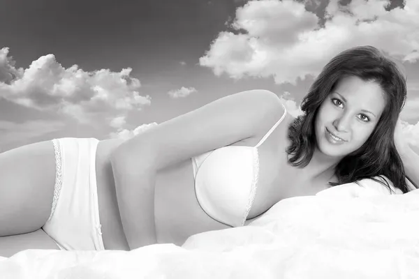 Czarno Biały Portret Atrakcyjnej Uśmiechniętej Kobiety Luźnej Bieliźnie Leżącej Łóżku — Zdjęcie stockowe