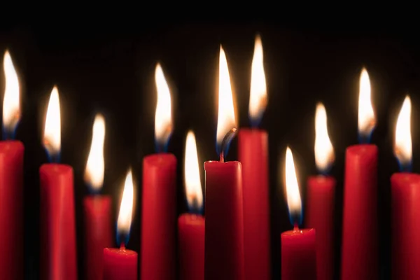Twaalf Rode Kaarsen Branden Voor Zwarte Studio Achtergrond — Stockfoto