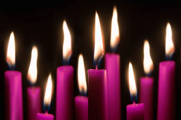 Deset Růžové Svíčky Hořící Před Černým Studiem Pozadí — Stock fotografie