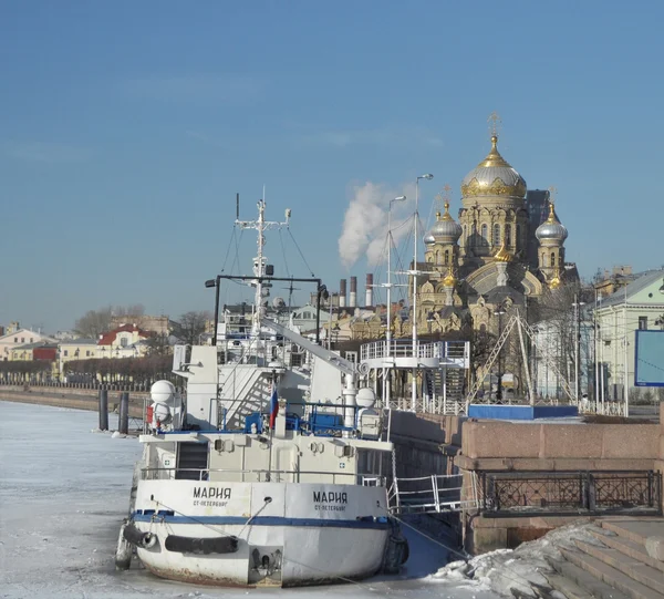 Nasyp porucznik schmidt w słonecznej rano. St. petersburg — Zdjęcie stockowe