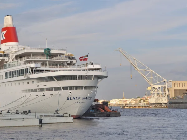 Le grand paquebot de croisière sur Neva. Saint-Pétersbourg Images De Stock Libres De Droits