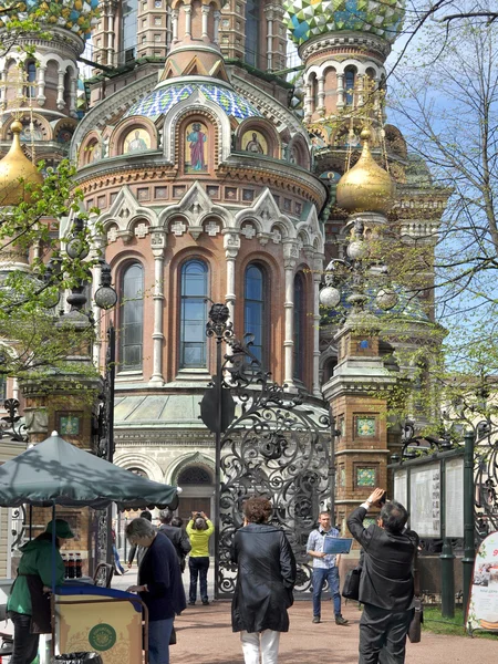 Toeristen foto de tempel "Verlosser op het bloed" — Stockfoto