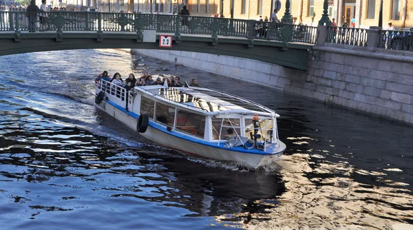 Ausflugsboot auf dem Kanal griboedova.saint -petersburg. — Stockfoto