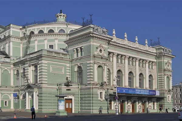 Ráno na divadelní náměstí. Mariinské divadlo opery a baletu. St. petersburg. — Stock fotografie