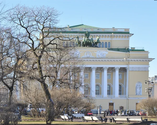 İlkbaharda Catherin 'in bahçesi ve Aleksandrinski tiyatrosu. St. Petersburg, Rusya