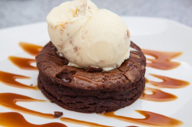 şurubu ile drizzled ile dondurma kek