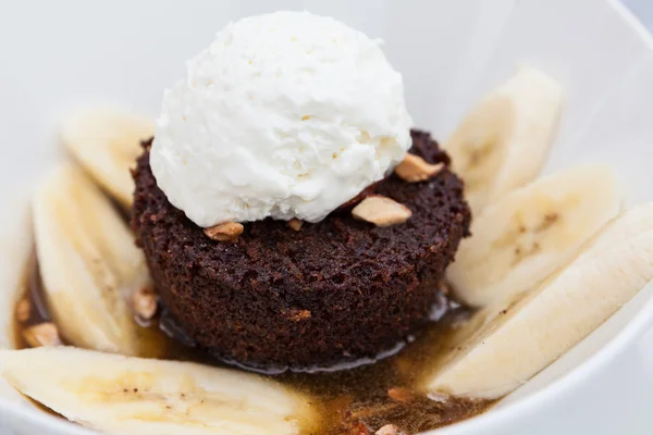 Brownie mit Eis und Bananen — Stockfoto