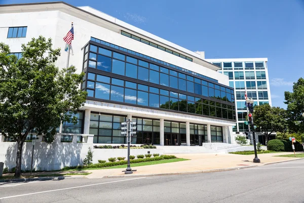 Grande edificio con bandiera americana — Foto Stock