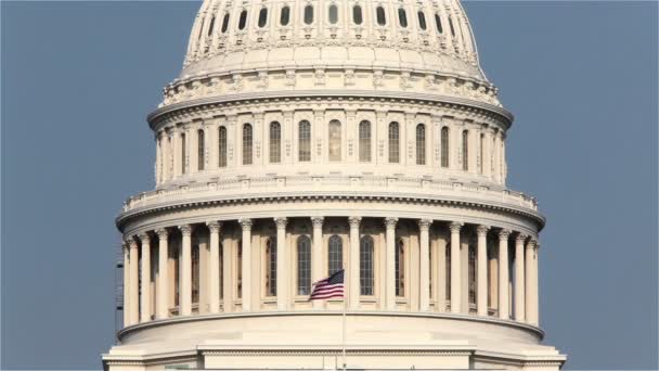 United States Capitol Building and flag, Washington, DC — Vídeo de stock