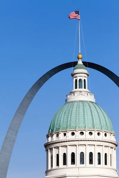 Bandera en el edificio junto al arco en St., Louis Missouri — Foto de Stock