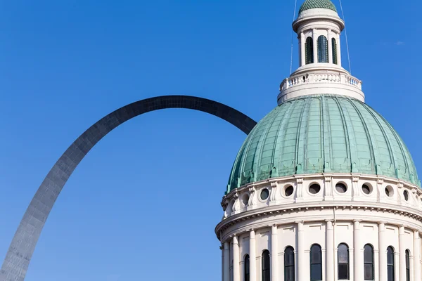 Edifício pelo arco em St, Louis Missouri — Fotografia de Stock