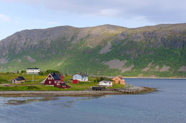 Klein dorpje op de lofoten eilanden, Noorwegen — Stockfoto