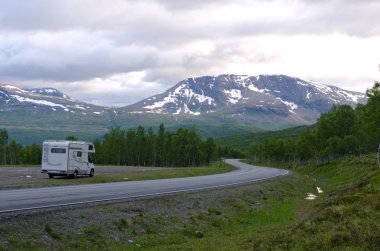 Karavan dağlar, Norveç için giden yolun yakınında