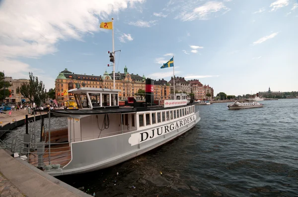 Excursie boot op de pier, stockholm, Zweden — Stockfoto