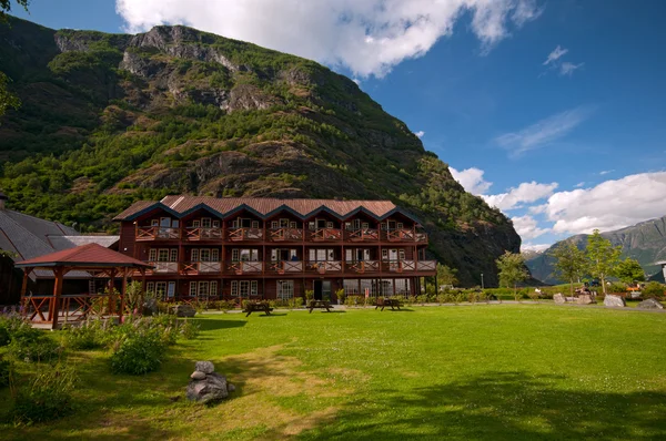 Küçük otel arasında dağlar, sognefjord, Norveç — Stok fotoğraf