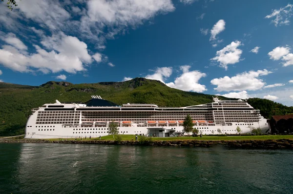 Cruise ship at Flaem harbour & train station Sognefjord - Sognefjorden, Norway — Stock Photo, Image