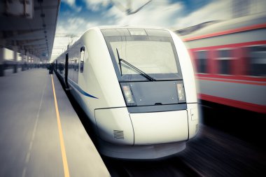 modern yüksek hızlı tren kalkış için bekliyor