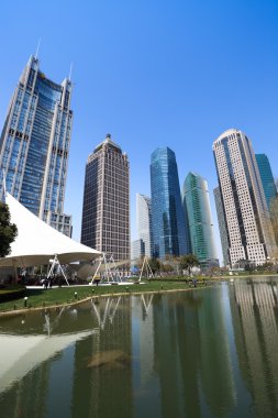 Modern bina ve park