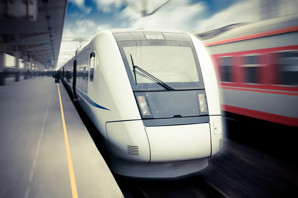 Modern nagy sebességű vonat indulás — Stock Fotó