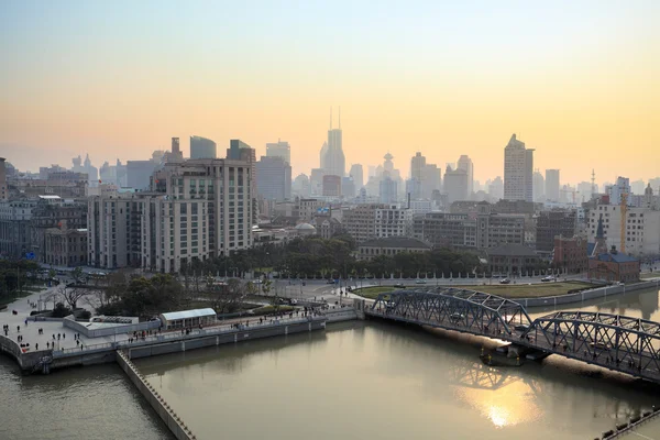 Shanghai bund i skymningen — Stockfoto