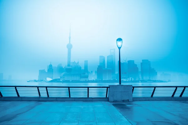 Skyline de Shanghai en la niebla — Foto de Stock