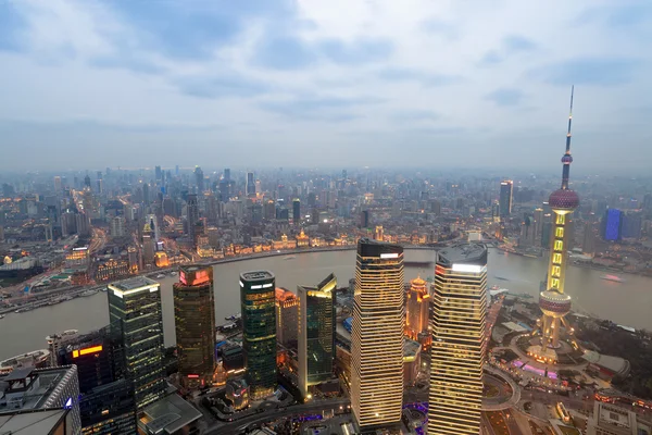 Med utsikt över shanghai på kvällen — Stockfoto