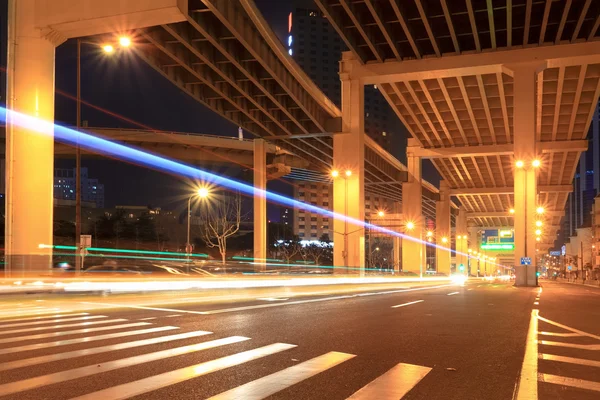 Natt trafik under viadukten — Stockfoto
