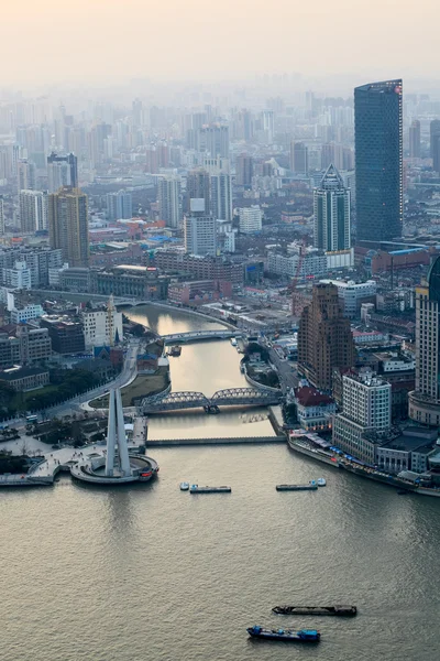 Blick auf Shanghai in der Abenddämmerung — Stockfoto