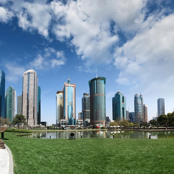 Park och skyskrapor under blå himmel — Stockfoto