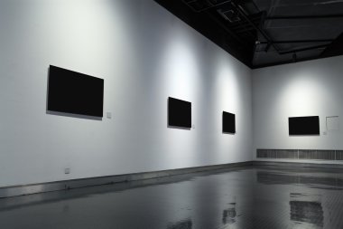 Beyaz duvardaki boş resim çerçevesi