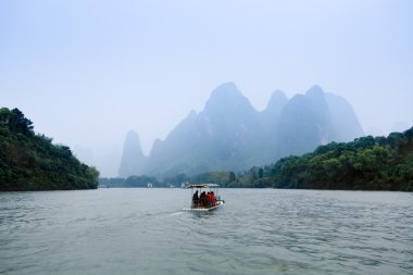 Lijiang nehirde sisli bulutlu