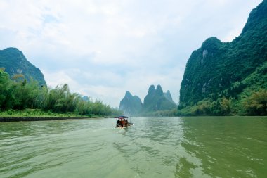 guilin nehirde li toplayan