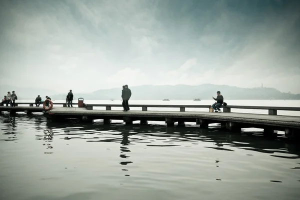 Klikatá most na západ jezero — Stock fotografie