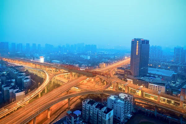 Cloverleaf intersectio à noite — Fotografia de Stock