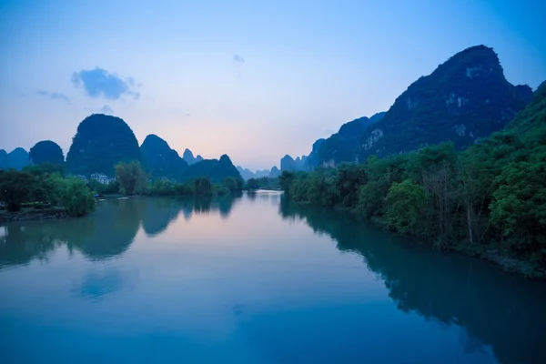 Yangshuo at dusk in guilin — Stock Photo, Image