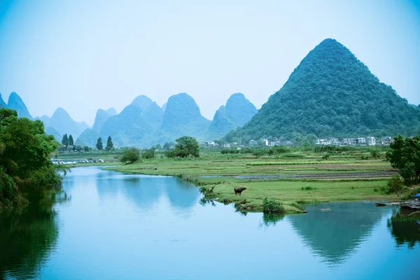 Landelijke landschap in china yangshuo — Stockfoto