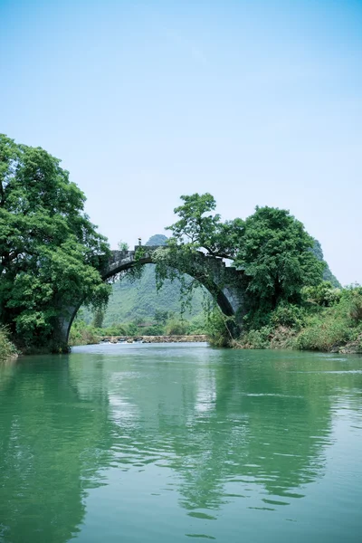 Stary kamienny most w yangshuo — Zdjęcie stockowe