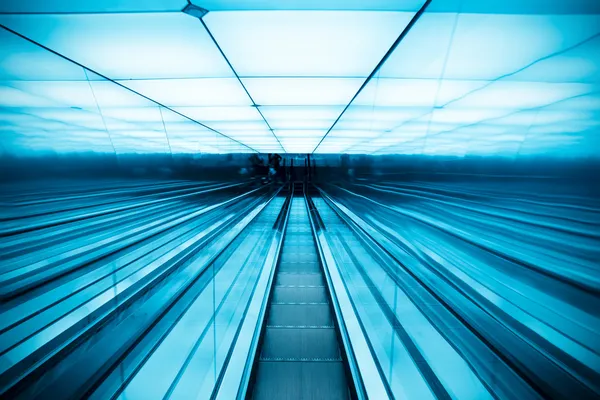 Escaleras mecánicas en movimiento en edificio moderno —  Fotos de Stock