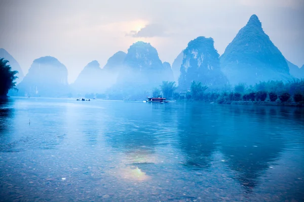 Karst landschap van de heuvels bij zonsopgang — Stockfoto